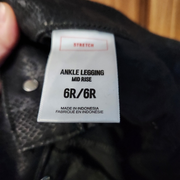 ✨️Final Price✨️Express Sz 6 Mid-Rise Snakeskin Print Metallic Coated Skinny Jean - Picture 7 of 9